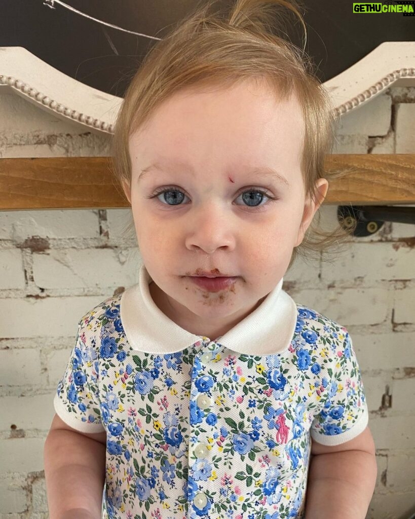 David Henrie Instagram - Daddy daughter date!!! Macaroons for my little macaroon. #dadlife #girldad