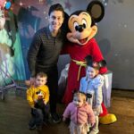 David Henrie Instagram - Of course I went to @disneyland to celebrate the Wizards sequel with my fam haha! The rain wasn’t gonna hold us back! . . . . . #Disney #Disneyland #HappiestPlaceOnEarth #DadLife #WOWP #Wizards
