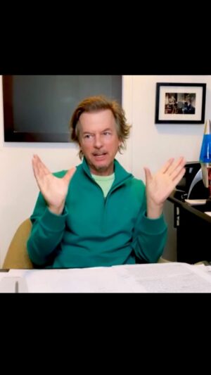 David Spade Instagram - Hey squad, here’s some behind the scenes blab about what it was like on @bachelorinparadise Tonight on #ABC. Crabs are just spiders with good PR