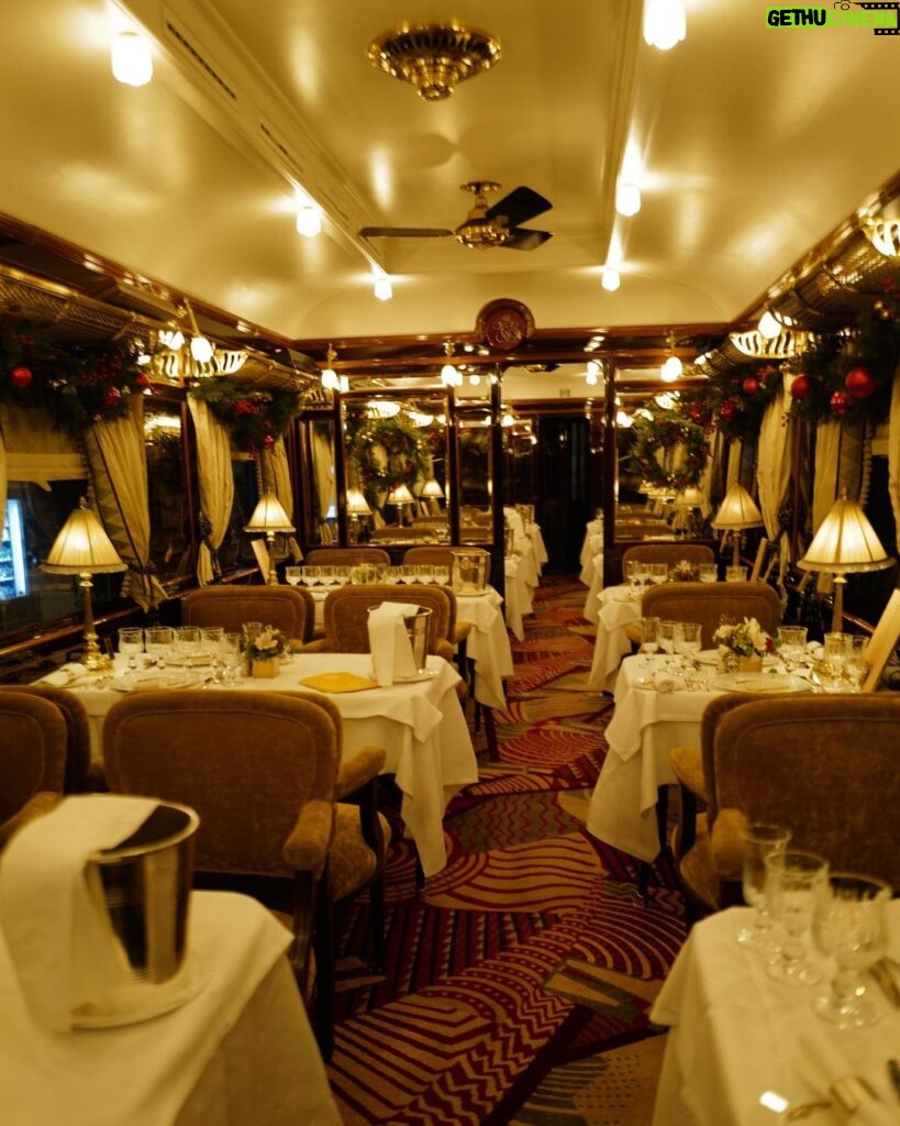 David Walliams Instagram - Fine dining onboard the @vsoetrain