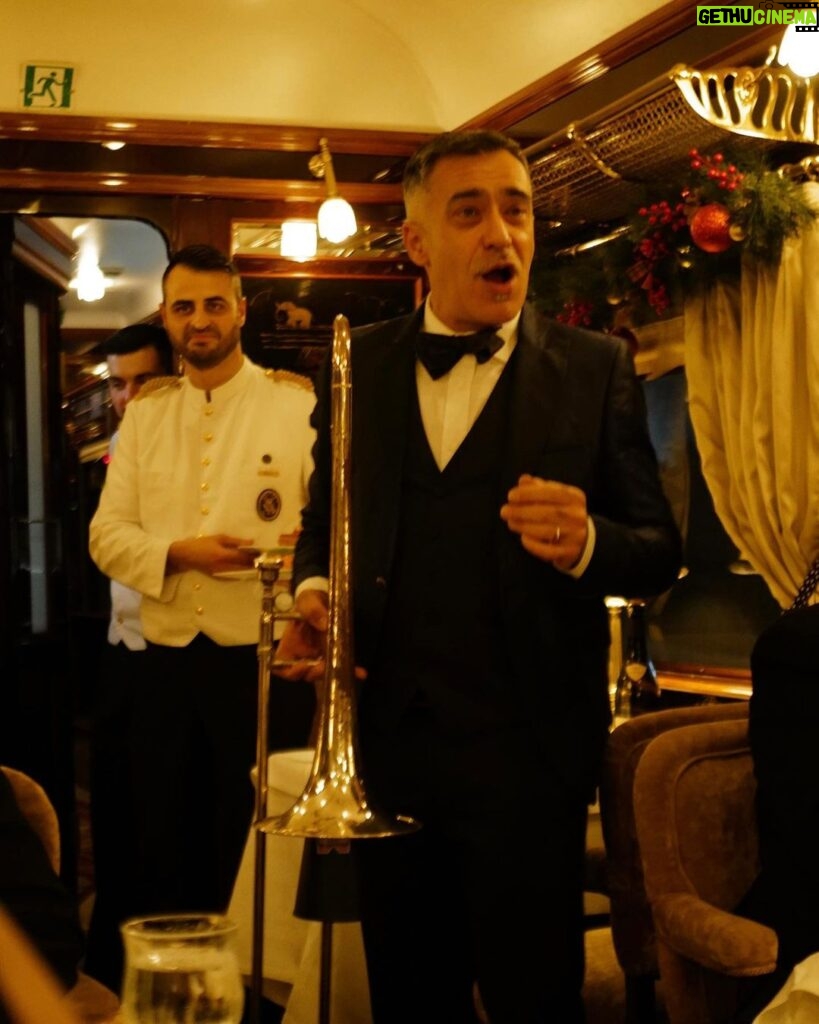 David Walliams Instagram - Fine dining onboard the @vsoetrain