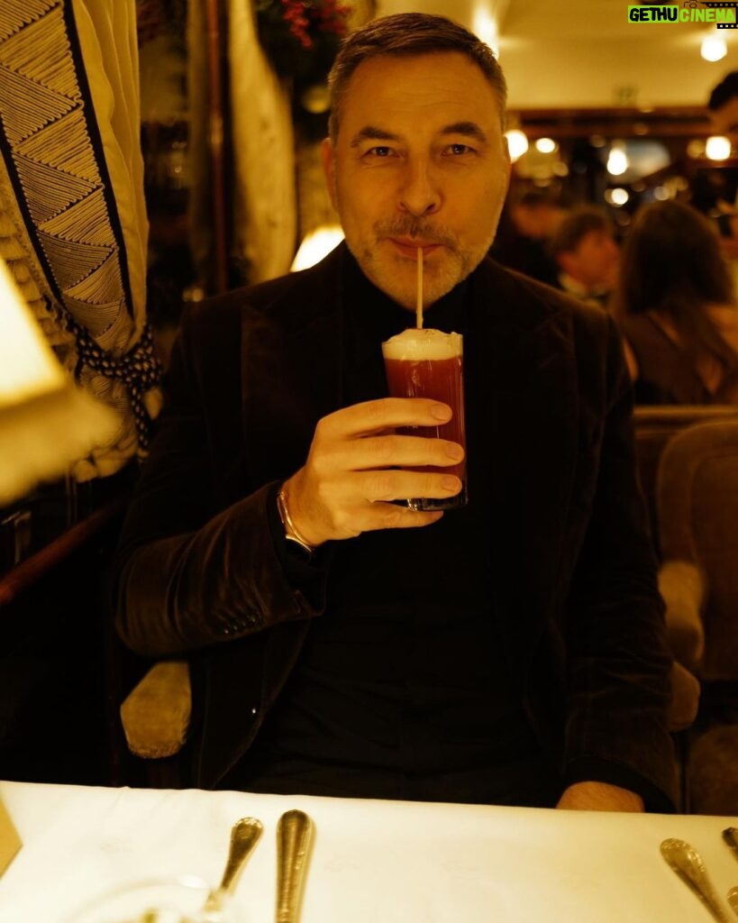 David Walliams Instagram - Fine dining onboard the @vsoetrain