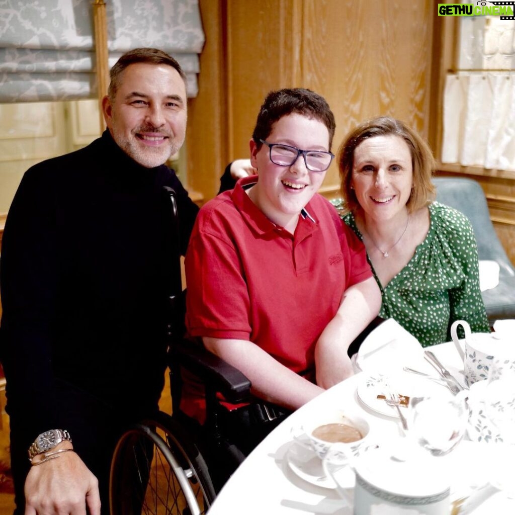 David Walliams Instagram - A blundeful afternoon tea @fortnums with THE BLUNDERS competition winners.