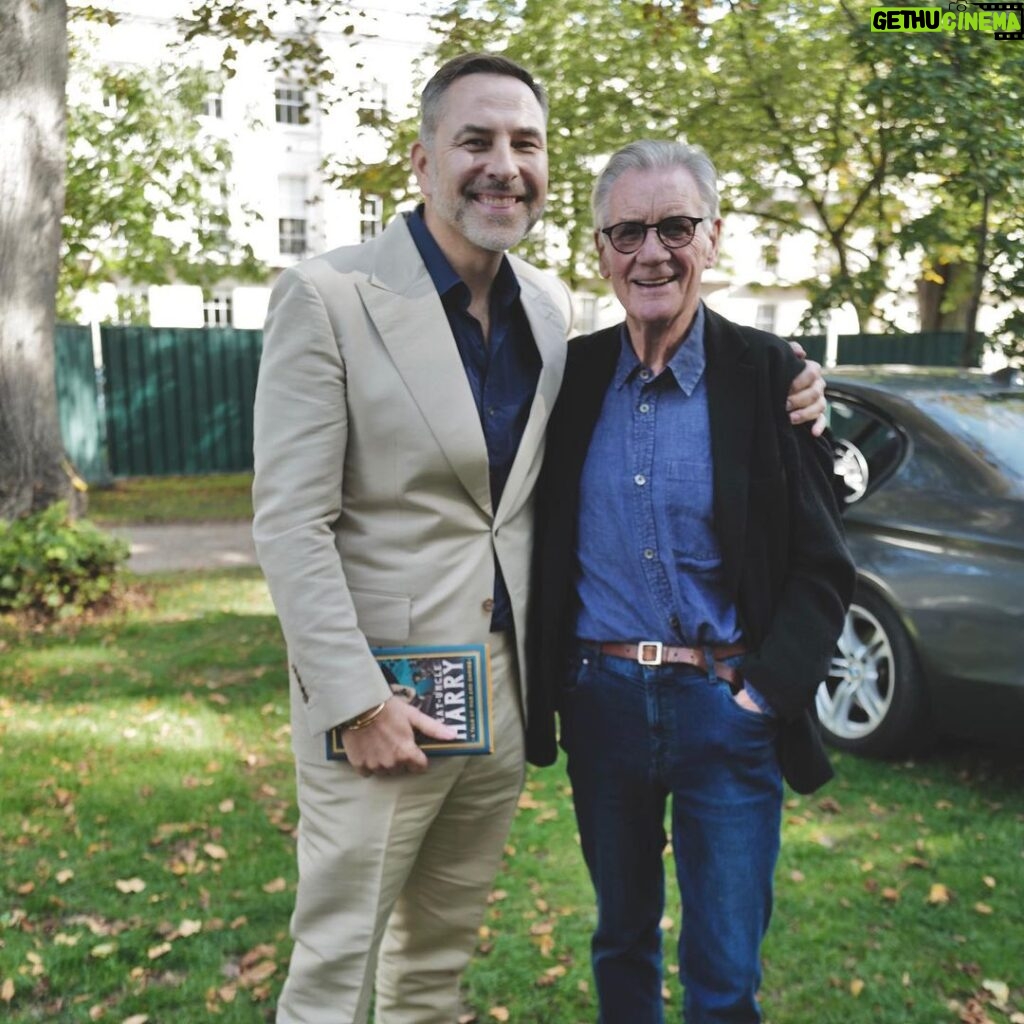 David Walliams Instagram - It’s amazing who you bump into at book festivals. @michael.palin @dapsdraws @rbiddulph @backshall.steve @cheltfestivals