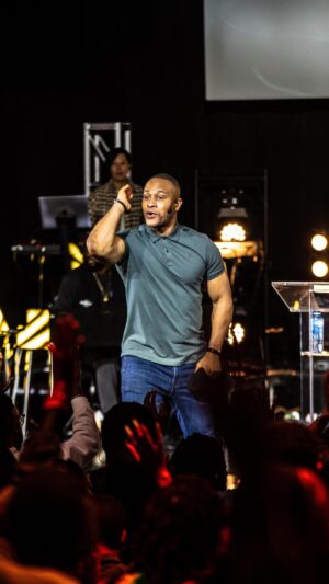 DeVon Franklin Instagram - This is your reminder to TRUST GOD’S TIMING! Praise Him for what He has done, is doing and will do - His timing is perfect.
 Share this with someone who may need this reminder and tap the link in my bio to watch the full ‘Turn the Page Your Promise is Still Good’ Sermon🗣🙌🏾 #WednesdayWord