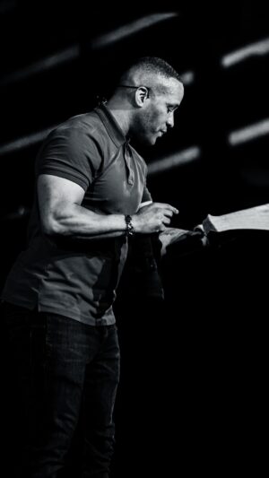 DeVon Franklin Instagram - When you align your life with God there will be periods of isolation and those periods of isolation are preparation for what He’s gonna do for you. Every sacrifice you make on behalf of Him, He is going to honor!  Share this with someone who may need a reminder and tap the link in my bio to watch the full ‘Turn the Page Your Promise is Still Good’ Sermon🗣🙌🏾 #WednesdayWord