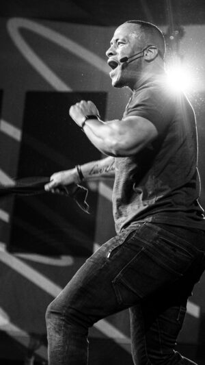 DeVon Franklin Instagram - When you know you’re One of One you feel great about YOU whether you’re coupled or not because you know you’re an individual, unique and powerful! You know that when you look in the mirror you love who looks back at you.

Share this with someone who may need a reminder and tap the link in my bio to watch the full #OneofOne: Take Authority (Part 5) Sermon!🥊💥 #WednesdayWord