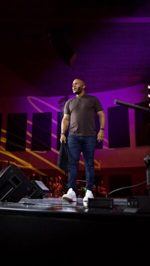 DeVon Franklin Instagram - “The greatest battle we fight is between our ears” 🤯🎯

if you have been allowing the wrong people into your space, this is your sign to let them go. We pray that God would bring the right people into your life that can speak to the highest version of you. 

If you are committed to taking authority over your mind comment “AMEN” ⬇️⬇️⬇️

#DeVonFranklin #OneChurchLA #wordfromGod #GodsPurpose #ToureRoberts #SarahJakesRoberts #LosAngelesChurch