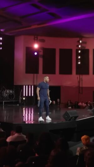 DeVon Franklin Instagram - A MID-WEEK REMINDER FOR THE WOMEN OF GOD!

You’re not blessed because someone noticed you, the person who noticed who you are is BLESSED.

Share this with the women in your life and tap the link in my bio to watch the full #OneofOne: Shoot Your Shot (Part 4) Sermon!⛹🏽💥 #WednesdayWord