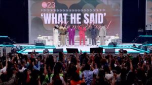 DeVon Franklin Instagram - I’m beyond grateful @sarahjakesroberts and my brother @toureroberts invited me to participate on the men’s panel 🙌🏾

Thank you to my sister @sarahjakesroberts for asking me to pray with the 40,000 women in attendance at @womanevolve! 

I wanted to share this prayer with you. You are ONE OF ONE, God’s unique creation and you shall not compromise who you are to fit into someone’s idea of who you should be. 

Comment “☝🏾” if you claim that you are ONE OF ONE and tag someone who needs to hear this today!