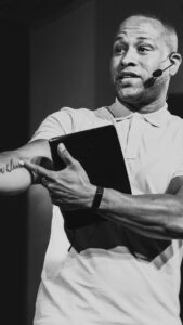 DeVon Franklin Instagram - Get in touch with how you feel so you can heal, in the feeling that’s where the healing is! There are certain things you may never get the full answer to but you have to trust that all things work together for your good. Tap the link in my stories to watch the full #OneofOne Part 3: Unmarried & Unbothered Sermon!🙏🏾🔥 #WednesdayWord