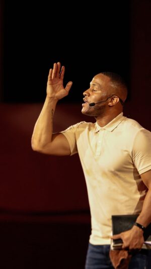 DeVon Franklin Instagram - Sometimes what looks like concern or inquiry from others is really a projection of their own personal problems. Who else is living unbothered in this season🙋? For more on this message, “One of One: Unmarried and Unbothered” by DeVon Franklin, be sure to join us for Activate Online tonight. 

⌚️5PM + 8PM 
📺 YouTube, Facebook and one.online 

#oneexperience #oneonline #DeVonFranklin