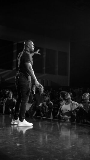 DeVon Franklin Instagram - We’re not turning red flags into six flags! Acknowledge reality instead of trying to create a fantasy based on the delusion that who someone is showing you they are, that they’re really not.

Tap the link in my stories to watch the full #OneofOne: The Truth About Being Single (Part 2) Sermon!🙏🏾🔥 #WednesdayWord