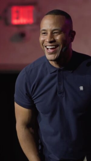 DeVon Franklin Instagram - What does it mean to be single? It means to be one of one, you are unique, you are individual, you are worthy, you are valuable! When you know your value and worth — you will choose better.

Tap the link in my stories to watch the full #OneOfOne: The Truth About Being Single Sermon!🙏🏾🔥 #WednesdayWord