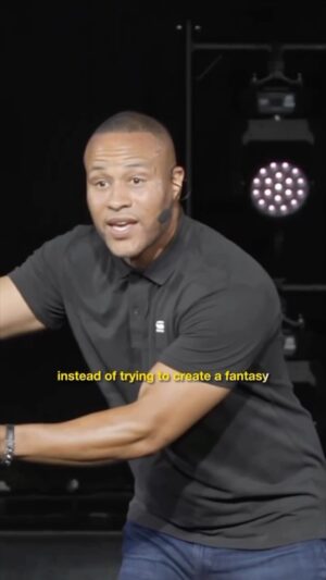 DeVon Franklin Instagram - We’re not turning red flags into six flags! Acknowledge reality instead of trying to create a fantasy based on the delusion that who someone is showing you they are, that they’re really not.

Tap the link in my bio to watch the full #OneofOne: The Truth About Being Single (Part 2) Sermon and in the comments share what red flags you are dodging this season👀🔥 #WednesdayWord