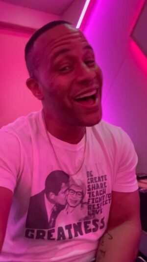 DeVon Franklin Instagram - To all my One of Ones Happy Singles Awareness Day!🗣❤️‍🔥 Here’s  a Valentine’s Day sneak peek of what me and my brother @ericbellinger are working on…a prayer called Love Is On The Way!

Let this be your affirmation for the week: “I AM THE LOVE I WANT TO RECEIVE!” 

Let me know in the comments what you think and if you’re ready to receive the love that you are. 

Share this with someone who may need to hear this today🙏🏾🫂 #HappyValentinesDay