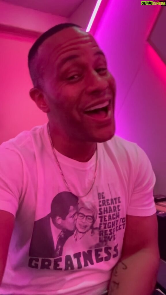 DeVon Franklin Instagram - To all my One of Ones Happy Singles Awareness Day!🗣❤️‍🔥 Here’s  a Valentine’s Day sneak peek of what me and my brother @ericbellinger are working on…a prayer called Love Is On The Way! Let this be your affirmation for the week: “I AM THE LOVE I WANT TO RECEIVE!” Let me know in the comments what you think and if you’re ready to receive the love that you are. Share this with someone who may need to hear this today🙏🏾🫂 #HappyValentinesDay