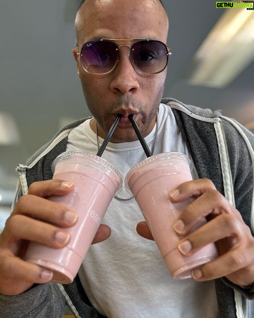 DeVon Franklin Instagram - MOOD: Needed some fuel to kick off the week!💪🏽🔥 There’s just something about this @earthbar plant based protein shake with strawberries, cashew butter and hemp milk that’s so good… #fuelyourbody Los Angeles, California
