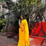 Deepika Venkatachalam Instagram - A saree like sunflower🌻 ft. @izhaimadras 💛 Tell me an outfit that is more elegant than a handloom cotton saree & a contrast blouse, I’ll wait!😌 It’s been so long since I posted a sare post and pictures took on phones. ( quality quality nu phone shot pics ah madhikradhey ila ) But this set of pictures were taken by Mr.D, so keeping all our principles & ethics konjam oraama and posting it, because this feels like my most beautiful picture ever! 🙈 ( orey the shy) Me in my fav outfit & pictures taken by my fav human. Vera enna venum?🥹 Wore this to shoot a different kind of content. Hope you’ll like it. You should, ogaiii ? 😌 . 📸 @raja_vetri_prabhu_ . #deepika #RnD #saree #HandloomSaree