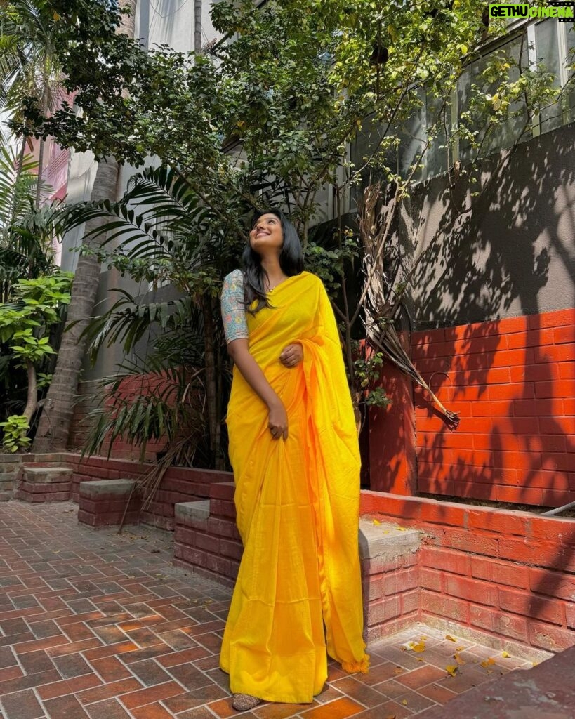 Deepika Venkatachalam Instagram - A saree like sunflower🌻 ft. @izhaimadras 💛 Tell me an outfit that is more elegant than a handloom cotton saree & a contrast blouse, I’ll wait!😌 It’s been so long since I posted a sare post and pictures took on phones. ( quality quality nu phone shot pics ah madhikradhey ila ) But this set of pictures were taken by Mr.D, so keeping all our principles & ethics konjam oraama and posting it, because this feels like my most beautiful picture ever! 🙈 ( orey the shy) Me in my fav outfit & pictures taken by my fav human. Vera enna venum?🥹 Wore this to shoot a different kind of content. Hope you’ll like it. You should, ogaiii ? 😌 . 📸 @raja_vetri_prabhu_ . #deepika #RnD #saree #HandloomSaree