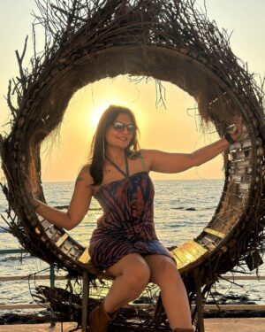 Deepshikha Nagpal Instagram - She’s the kind of queen that knows her crown isn’t on her head but in her soul..
.
.
#queen #soul #attitude #beautiful #sunkissed #sunset #loveyourself #goadiaries .
.
#pic by @latish_hiranandani