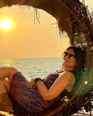 Deepshikha Nagpal Instagram - She’s the kind of queen that knows her crown isn’t on her head but in her soul..
.
.
#queen #soul #attitude #beautiful #sunkissed #sunset #loveyourself #goadiaries .
.
#pic by @latish_hiranandani