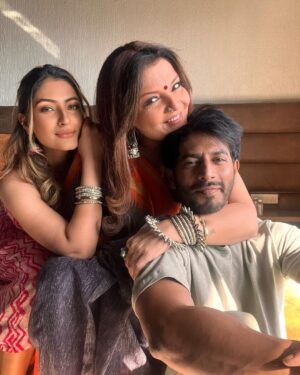 Deepshikha Nagpal Instagram - Today, I’m dedicating Valentine’s Day to those who hold my heart in a different way @deepshikha.nagpal @sehban_azim 💖

#ValentinesDay #FriendshipLove #Gratitude #sehbanazim #deepshikhanagpal #shivangiverma #instagram #friends