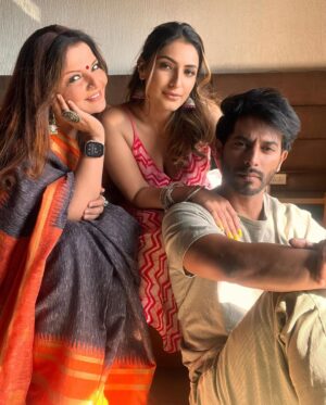 Deepshikha Nagpal Instagram - Today, I’m dedicating Valentine’s Day to those who hold my heart in a different way @deepshikha.nagpal @sehban_azim 💖

#ValentinesDay #FriendshipLove #Gratitude #sehbanazim #deepshikhanagpal #shivangiverma #instagram #friends