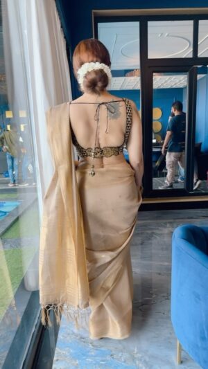 Deepshikha Nagpal Instagram - She is both, hellfire and holy water.
And the flavor you taste depends on how you treat her..
.
.
#style #attitude #glamour #fashionmodel #indian #saree #work #outdoor