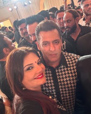 Deepshikha Nagpal Instagram - At @babasiddiqueofficial  Iftar party.  Always fun. .
.and lovely to meet all beautiful people. ❤️
.
#iftar #party #fun #positivity #vibe #❤