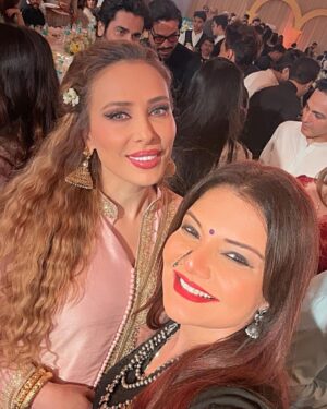 Deepshikha Nagpal Instagram - At @babasiddiqueofficial  Iftar party.  Always fun. .
.and lovely to meet all beautiful people. ❤️
.
#iftar #party #fun #positivity #vibe #❤