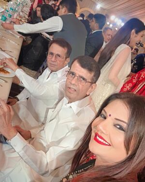 Deepshikha Nagpal Instagram - At @babasiddiqueofficial  Iftar party.  Always fun. .
.and lovely to meet all beautiful people. ❤️
.
#iftar #party #fun #positivity #vibe #❤