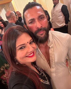 Deepshikha Nagpal Instagram - At @babasiddiqueofficial  Iftar party.  Always fun. .
.and lovely to meet all beautiful people. ❤️
.
#iftar #party #fun #positivity #vibe #❤