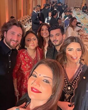Deepshikha Nagpal Instagram - At @babasiddiqueofficial  Iftar party.  Always fun. .
.and lovely to meet all beautiful people. ❤️
.
#iftar #party #fun #positivity #vibe #❤