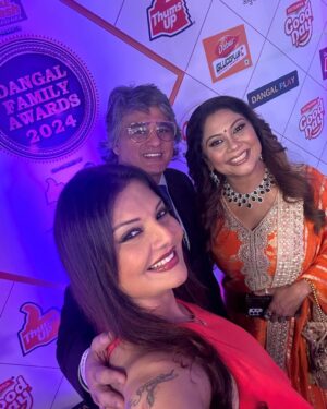 Deepshikha Nagpal Instagram - Congratulations to @dangal_tv_channel  for their 1 st Dangal parivar awards.  So happy and great team work of every one in Dangal family long way to go .❤️.
.
.and so proud of you my girl @mini.goel02 congratulations for your show mansundar❤️
.
#congratulations #positivity #positivevibes #friendship @mini.goel02 @odiekhan @riitushivpuri @mannahsoulfry @snehawagh @dangal_tv_channel