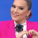 Demet Akalın Instagram - Güzel pembe hafta💕 @gelkonusalimtv