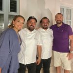 Demet Akalın Instagram - Şeflerin yeni mekanı @mehmetyalcinkayadenizdenbodrum 🌸🌸 @chefmehmetyalcinkaya @chefmithatyalcinkaya