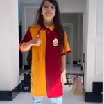 Demet Akalın Instagram - Aşkımı ve tüm GS camiasını kutlarım❤️kızım babasını beklio Ankaradan❤️👊🏼 #şampiyonGS biz başkasına benzemeyiz adam gibi tebrik ederiz!
