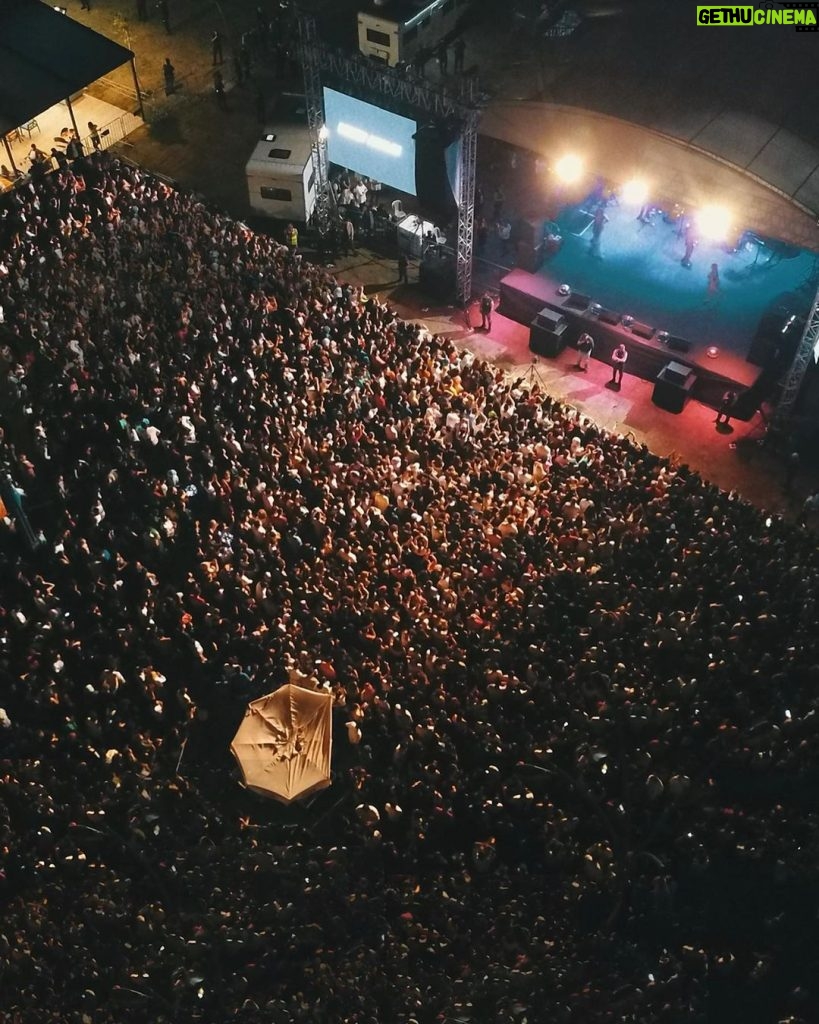 Demet Akalın Instagram - Mersin❤️en kalabalık konsere imza atmışız 🌹yine geliriz 🌹🌹adımız rekor😎 fotoğraflar @metinboyraz_ kostüm @tolgacam 🌹
