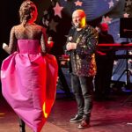 Demet Evgar Instagram - @iksv_istanbul un daveti @cahidepalazzo nun ev sahipliğinde ve muhteşem #taşkınsabah orkestrasıyla şahane bir #zekimüren gecesiydi. Sevgili arkadaşım #serkankeskin le @enistesigelmis sahnede birlikteydik. Bu gecede giydiğim @hm imzalı elbisemin beni çok mutlu eden özelliklerini paylaşmak istiyorum. 🌈💎💘H&M'in sürdürülebilirlik girişimi “Innovation Stories“in beşinci serisi “The Innovation Story Cherish Waste” koleksiyonu, 21 Nisan'dan itibaren Türkiye’de sadece hm.com'da satışa sunulacak. 0 geri dönüştürülmüş polyesterden ; plastik içermeyen ve bitki liflerinden, el çantam da, geri dönüştürülmüş plastikten tasarlandı. Duyarlılığı için @hm ‘e çok teşekkür ediyorum. 💞ve #HMInnovation (Eve gelince de elbiseyi çıkarmak istemeyip, elbiseme yakıştığını düşündüğüm bacak kaldırma pozumla olan fotoğraflarım da şurada dursun🙈)