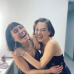 Demet Evgar Instagram - Dün geceden … Gülmek iyileştirdi. Kesin bilgi 💙 Canım dostlarım, ailem, dün gece bizi bırakmayan sevgili seyircilerimiz; birlikte çok güzeliz 🙏🏻💙 Zorlu Performans Sanatları Merkezi