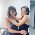 Demet Evgar Instagram - Dün geceden … Gülmek iyileştirdi. Kesin bilgi 💙 Canım dostlarım, ailem, dün gece bizi bırakmayan sevgili seyircilerimiz; birlikte çok güzeliz 🙏🏻💙 Zorlu Performans Sanatları Merkezi