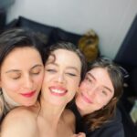 Demet Evgar Instagram - Dün geceden … Gülmek iyileştirdi. Kesin bilgi 💙 Canım dostlarım, ailem, dün gece bizi bırakmayan sevgili seyircilerimiz; birlikte çok güzeliz 🙏🏻💙 Zorlu Performans Sanatları Merkezi