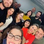 Demet Evgar Instagram - Dün geceden … Gülmek iyileştirdi. Kesin bilgi 💙 Canım dostlarım, ailem, dün gece bizi bırakmayan sevgili seyircilerimiz; birlikte çok güzeliz 🙏🏻💙 Zorlu Performans Sanatları Merkezi