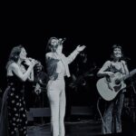 Demet Evgar Instagram - Dün geceden … Gülmek iyileştirdi. Kesin bilgi 💙 Canım dostlarım, ailem, dün gece bizi bırakmayan sevgili seyircilerimiz; birlikte çok güzeliz 🙏🏻💙 Zorlu Performans Sanatları Merkezi
