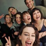 Demet Evgar Instagram - Dün geceden … Gülmek iyileştirdi. Kesin bilgi 💙 Canım dostlarım, ailem, dün gece bizi bırakmayan sevgili seyircilerimiz; birlikte çok güzeliz 🙏🏻💙 Zorlu Performans Sanatları Merkezi