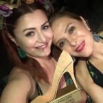 Deniz Çakır Instagram - Yılın “yürekli kadın ödülünü” tanıdığım en yürekli kadından almak ne muazzam mutluluk... Teşekkürler hayat... 🌹 @zuolcay @cigdemerken @gunaykaracaoglu #tahtatopuködülleri Off Gümüşlük