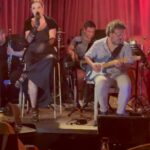 Deniz Çakır Instagram - Dün gece sadece bi konser izlemedim.. kabare lezzetinde muazzam bi sahne şovu izledim… Canım Zuzu.. nasıl olunur bu kadar şahane… Seni çok seviyorum..💜 @zuolcay Off Gümüşlük