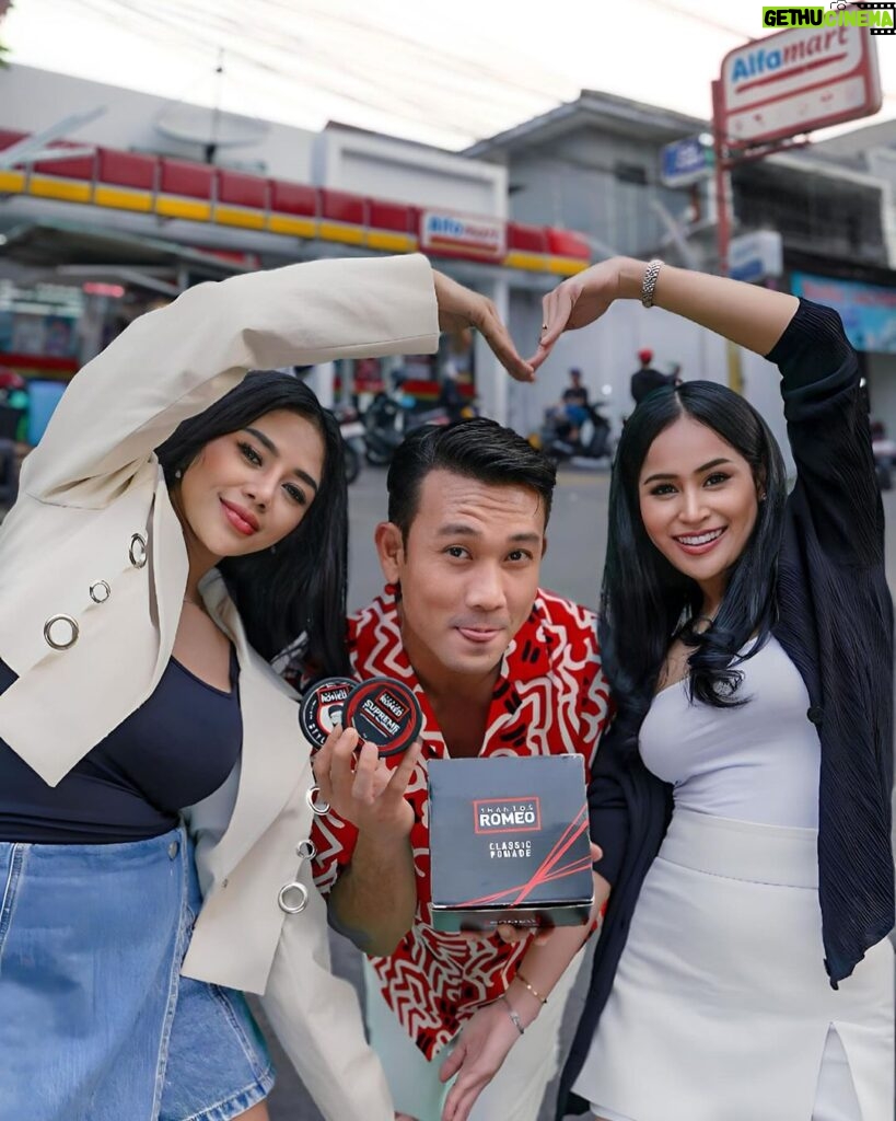 Denny Sumargo Instagram - Kalo gw kasih 5JUTA, lu pengen beli apa di tahun baru? Buruan ikutan challengenya! @shantosromeo.official @alfamart #pomadedensu #idamanparajuliet #shantosromeo