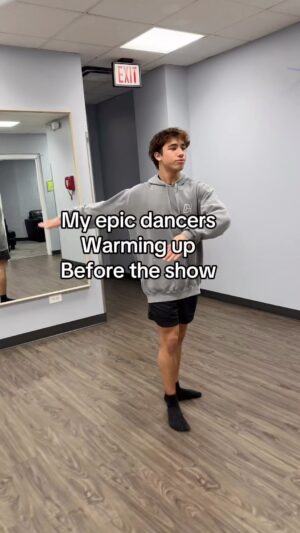Derek Hough Instagram - Just a casual warm up for these epic dancers! Don’t miss these incredible talents shine on Tour! 
Now - Dec 30th
Tickets 🎫 
Derekhough.com 
#symphonyofdance